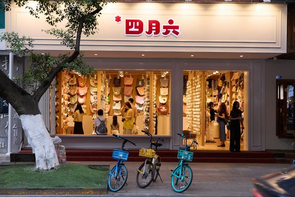 Les 7 foulards en soie luxe pour élever votre style